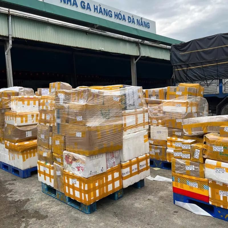 Hàng của khách xếp trên pallet tại nhà ga hàng hóa Đà Nẵng
