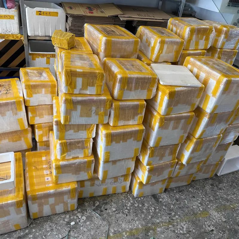 Lô thùng hàng dán băng keo vàng chờ vận chuyển