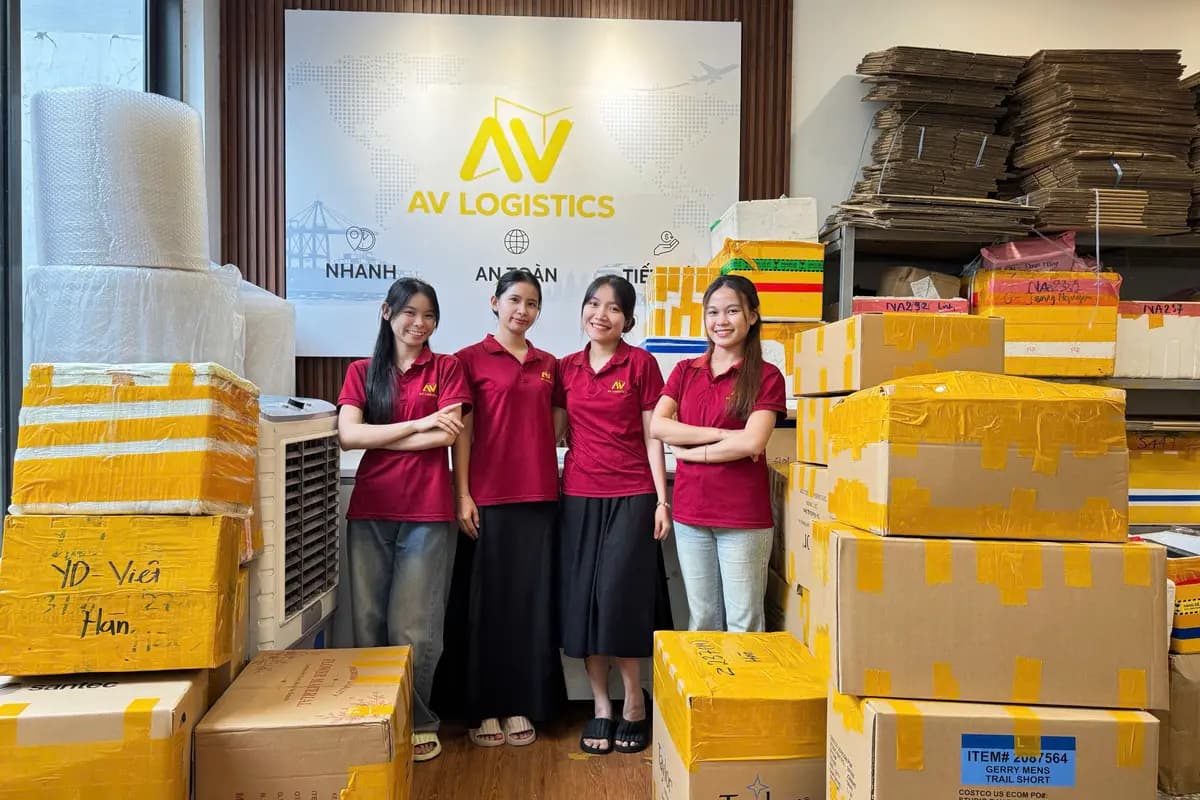 Nhân viên AV Logistics bên các thùng hàng đã đóng gói