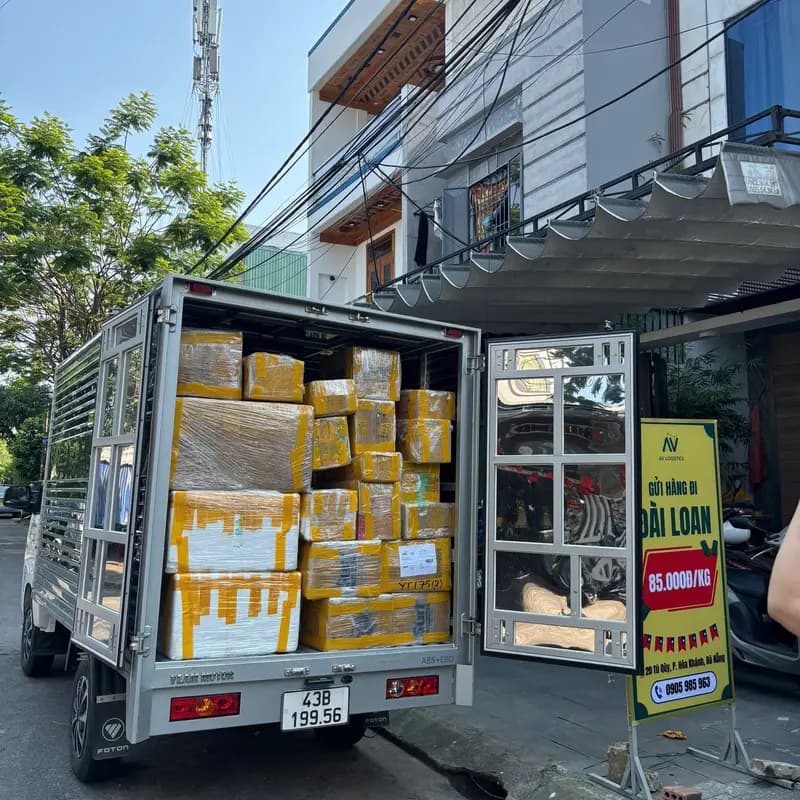 Xe tải chở thùng hàng đã đóng gói trước văn phòng